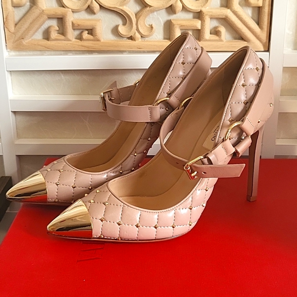 VALENTINO Rockstud Beige Pumps